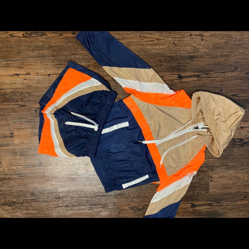 Capsulle brand size large wind suit.